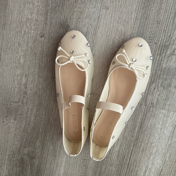 Chic Beige Flats with Metallic AccentsSz 9.5 - Picture 3 of 4